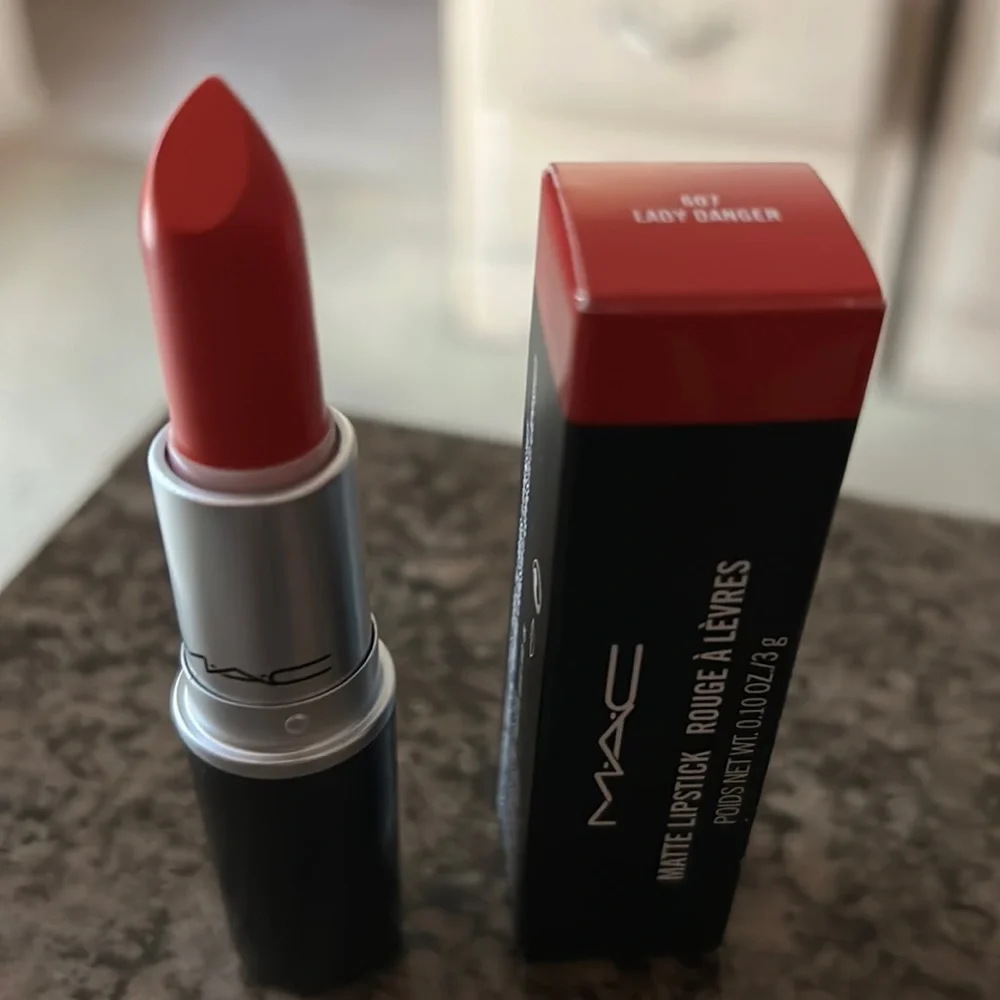 Mac Lipstick in Lady Danger 607 - Picture 1 of 2